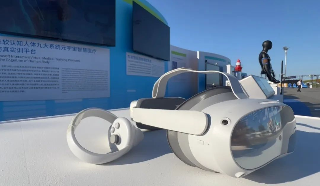 球盟会(中国)教育元宇宙产品亮相2024大连夏季达沃斯论坛